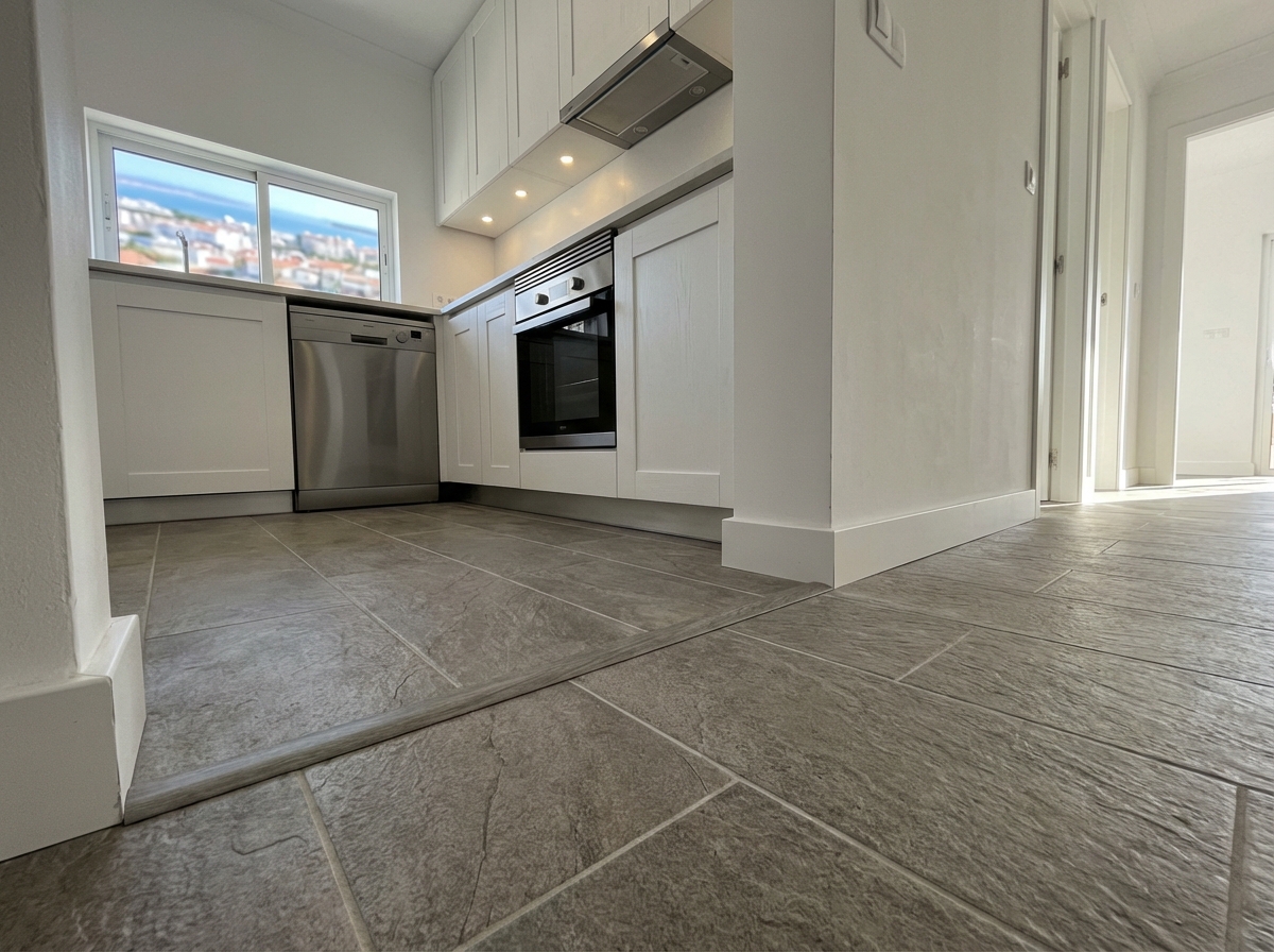 Piso vinílico SPC em cozinha moderna